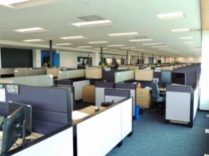 Les espaces de bureaux sont grands et illuminés.